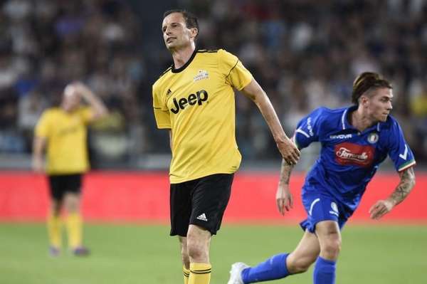 ماسيمليانو أليجري خلال المباراة