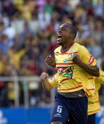 ويلسون تياغو لاعب موريليا يحتفل بهدفه في مرمى سانتوس