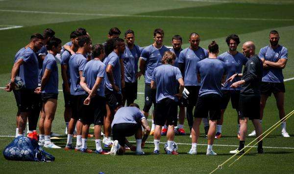 زيدان مع لاعبي ريال مدريد