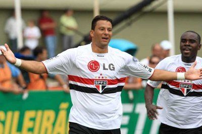 مهاجم ساوباولو واشنطون بعد تسجيله لهدف في مرمي جوياس