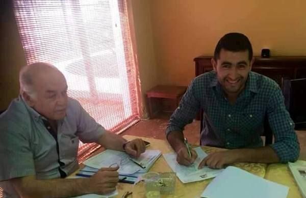 المحسيري أثناء توقيع العقد