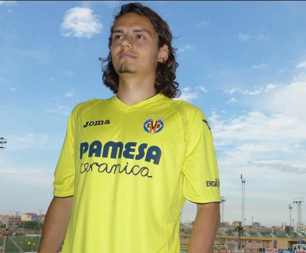 إنيس أونال بقميص فياريال