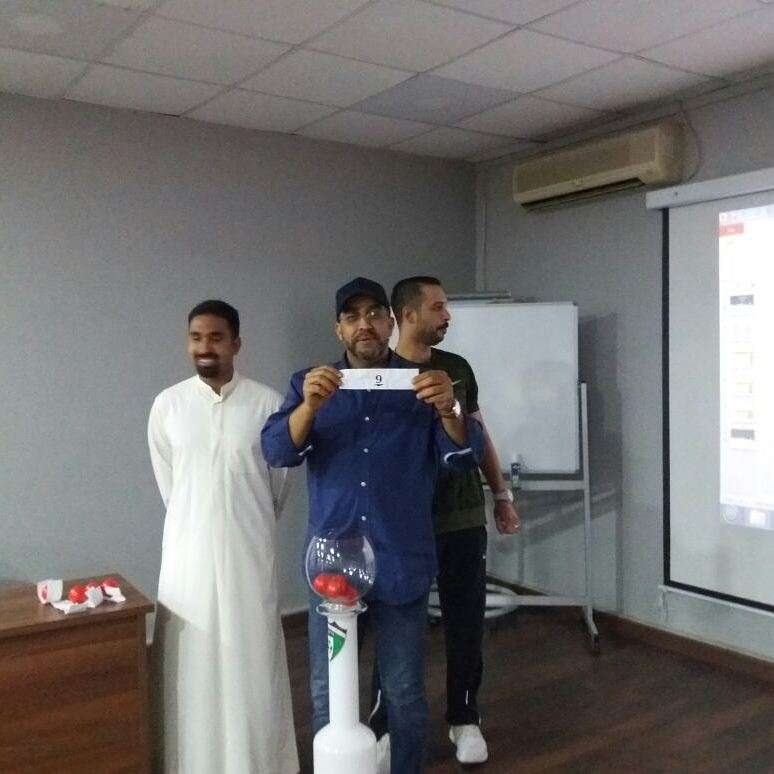 عقبل مهنا أثناء إجراء القرعة
