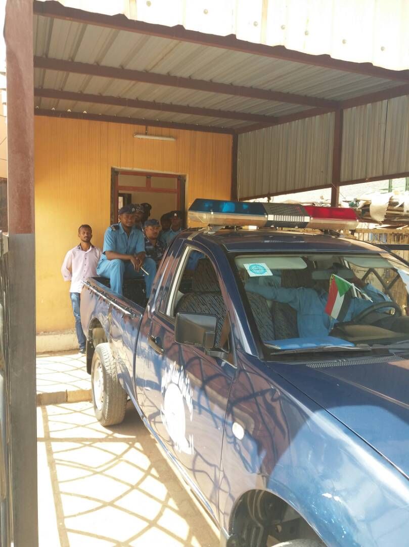 الشرطة تحرس مدخل اتحاد الكرة السوداني