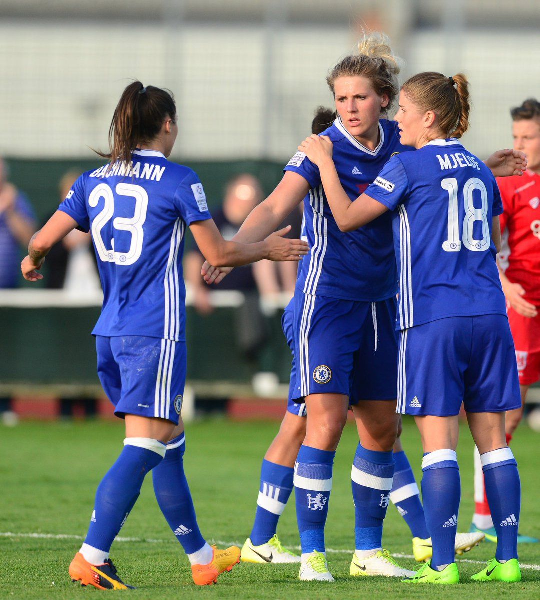 لاعبات تشيلسي بعد فوزهن على بريستول سيتي