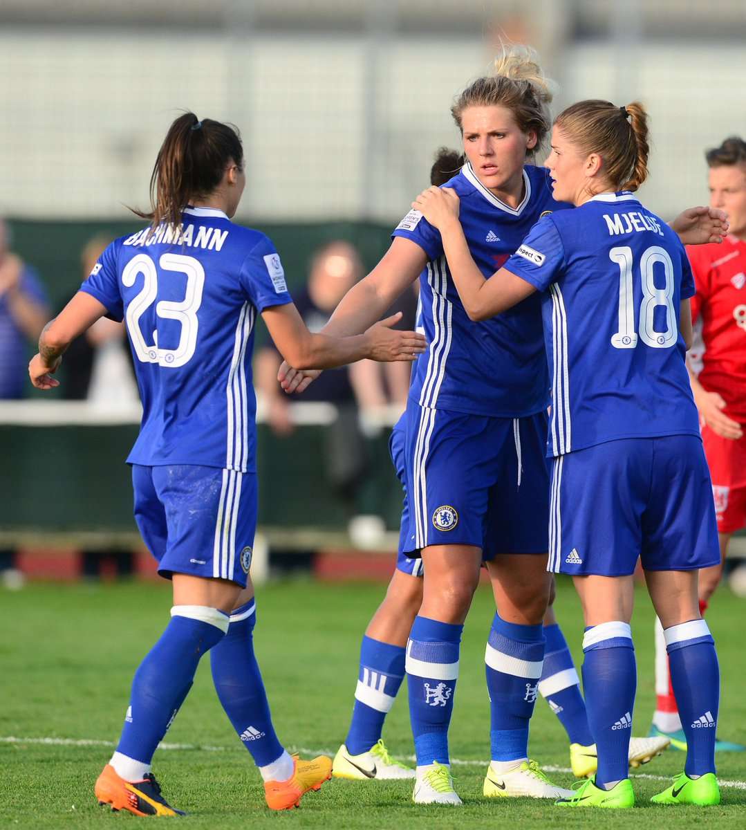لاعبات تشيلسي بعد فوزهن على بريستول سيتي