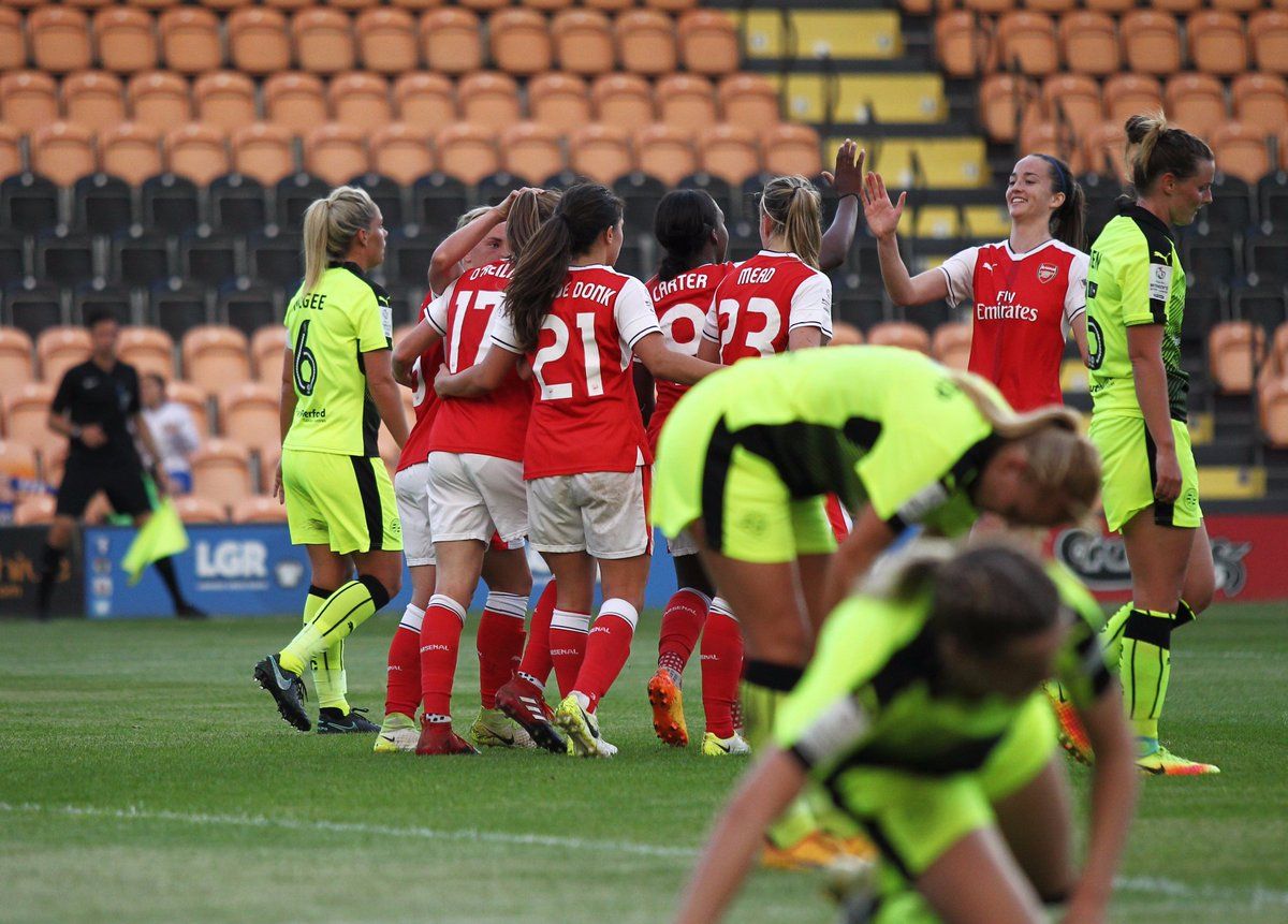 فرحة سيدات آرسنال بالانتصار على فريق ريدينغ
