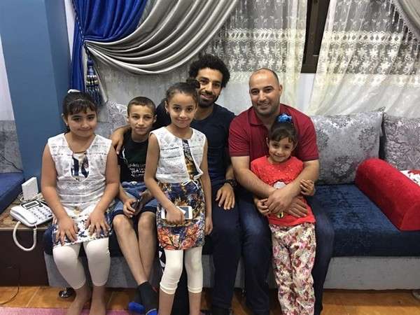 محمد صلاح مع عائلته