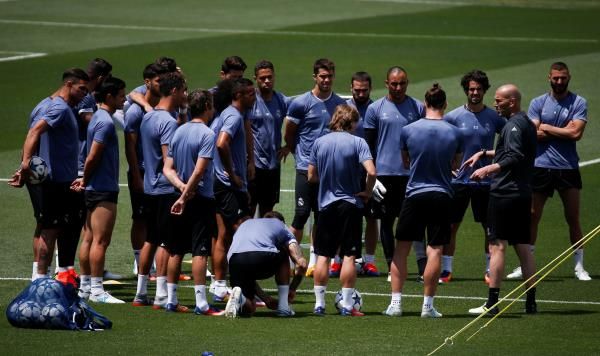 زيدان يتوسط لاعبي ريال مدريد