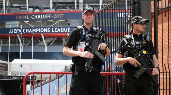 عنصران من الشرطة بمحيط ملعب الألفية