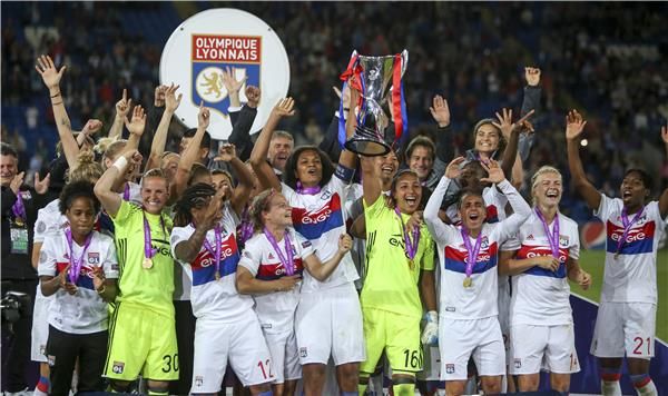 فرحة لاعبات ليون باللقب