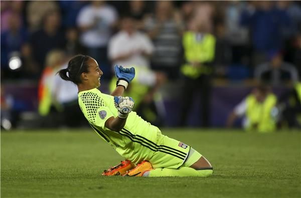 فرحة الحارسة الفرنسية سارة بوحدي بعد تسجيلها هدف الفوز واللقب