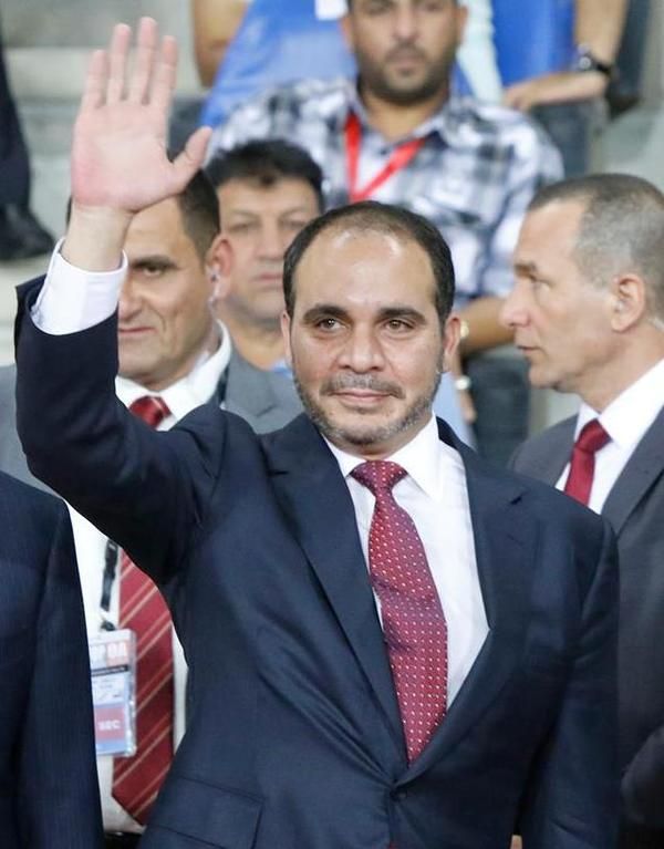 الأمير علي يحيي الجماهير العراقية