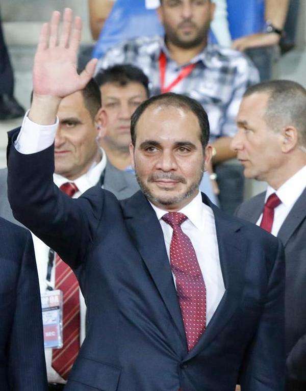 الأمير علي يحيي الجماهير العراقية