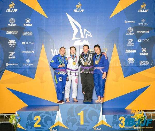 قبج فوق منصة التتويج