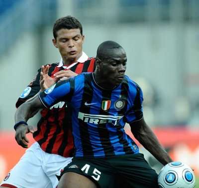 بالوتيلي في صراع على الكرة مع تياغو سيلفا