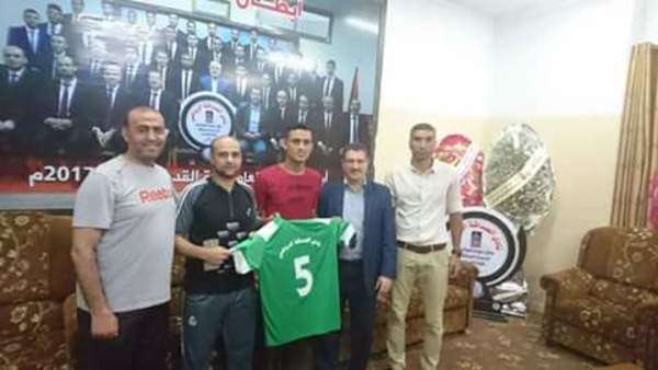 أبو عبيدة مع قميص الصداقة