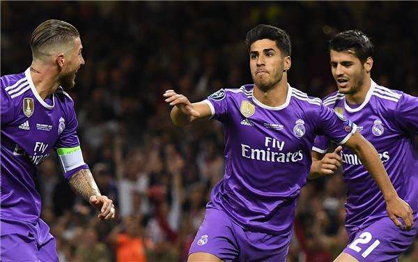 أسينسيو محتفلًا بهدفه