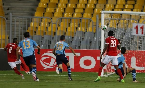 مؤمن زكريا يسدد الكرة في المرمى