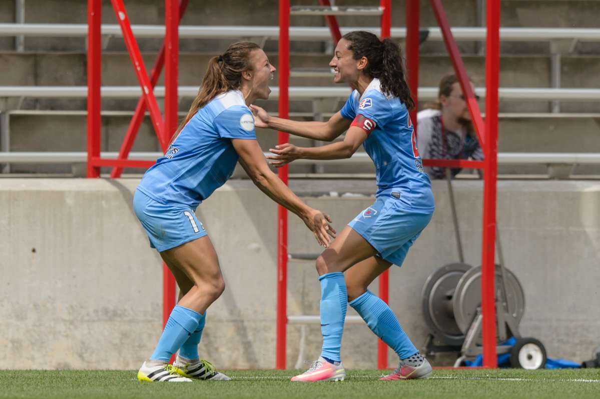 المهاجمة كرستين برس (يمين) تحتفل بالهدف الوحيد بالمباراة