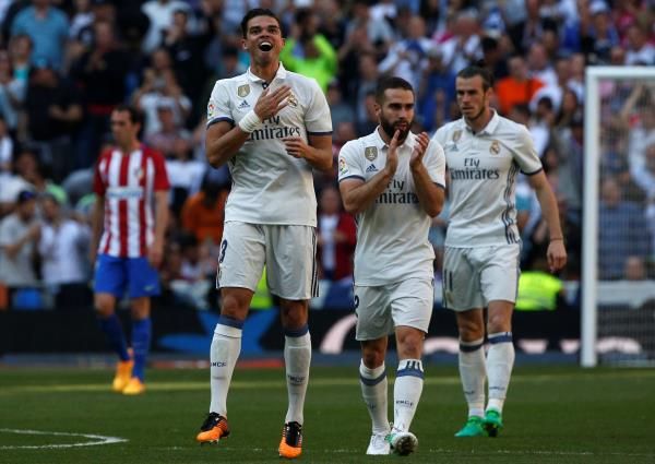 بيبي مع لاعبي ريال مدريد