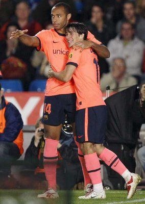 هنري يحتفل مع بويان بعد أن سجل الهدف الاول لبرشلونة