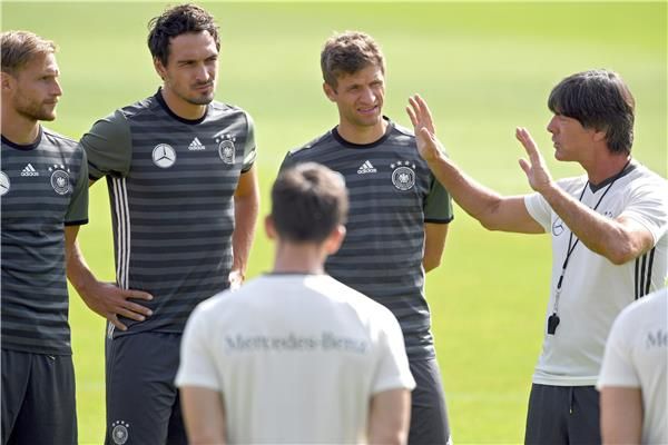 لوف وسط لاعبي ألمانيا