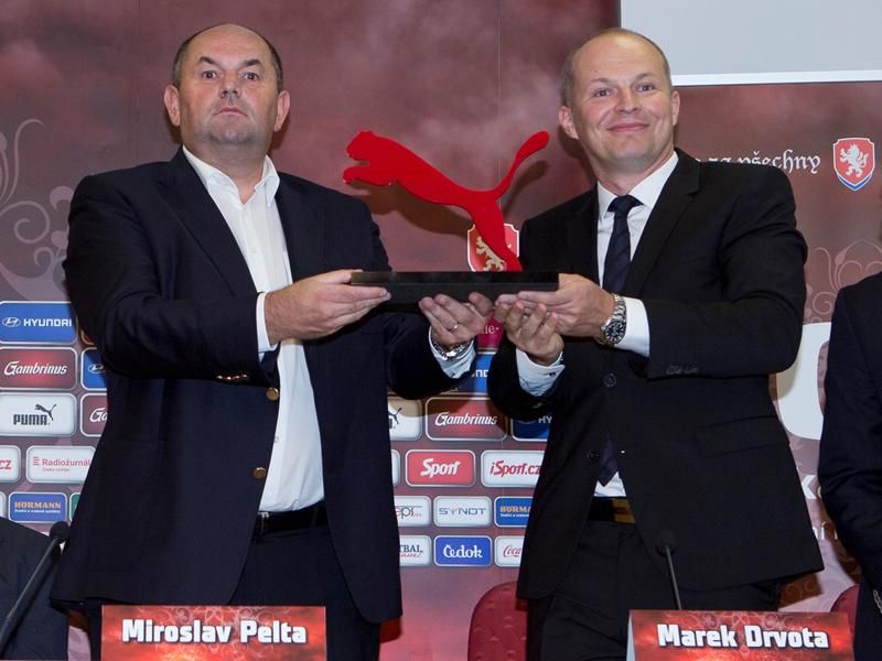  ميروسلاف بيلتا - يسار- 