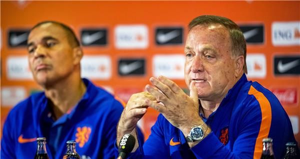  ديك أدفوكات في المؤتمر الصحفى 