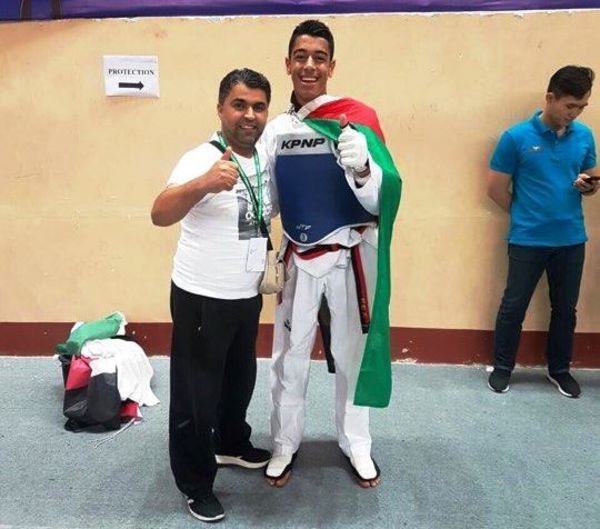 الصبيحي مع مدربه سامح العساف بعد التتويج