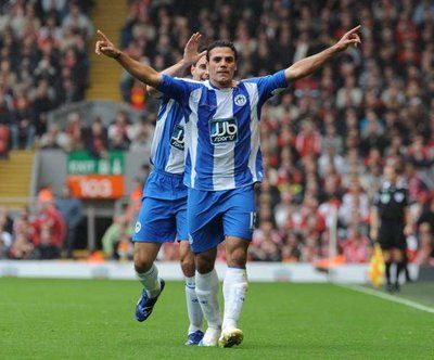 عمرو زكي بقميص ويجان الموسم الماضي