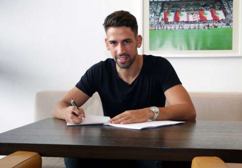 راني خضيرة أثناء توقيعه العقد