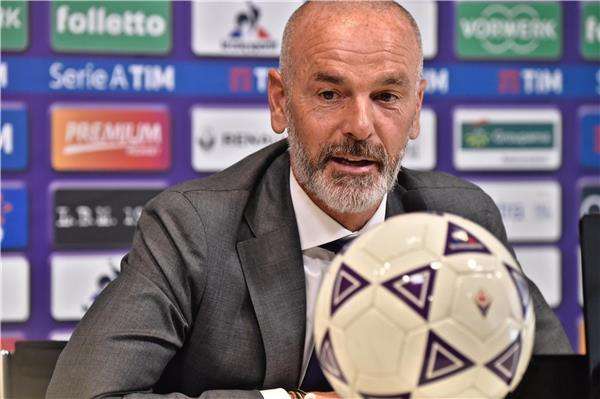 بيولي أثناء المؤتمر الصحفي