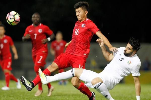 الزواهرة "يمين" في مباراة هونج كونج