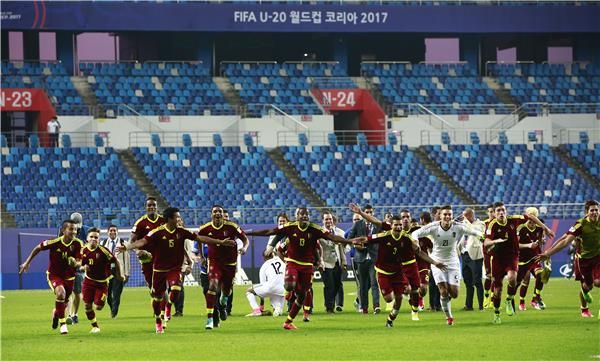 فرحة لاعبي المنتخب الفنزويلي 