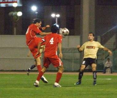 صراع كروي بين الفريقين في منتصف الملعب