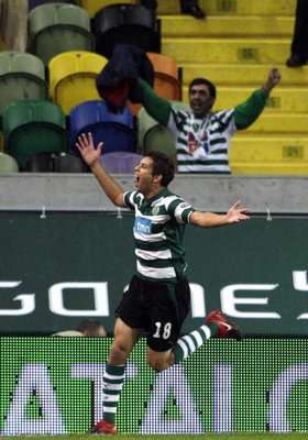 جريمي لاعب لشبونة ينطلق فرحا بإحرازه هدف تاهل سبورتنج