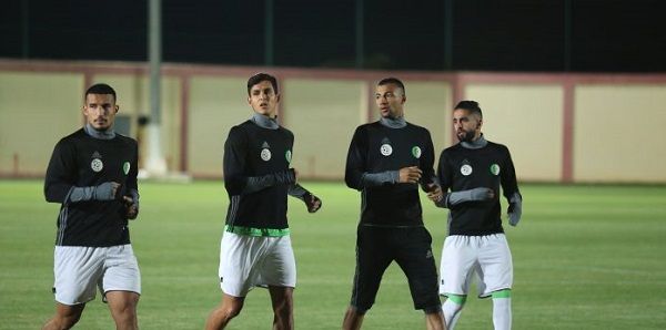 رياض بودبوز (يمين)