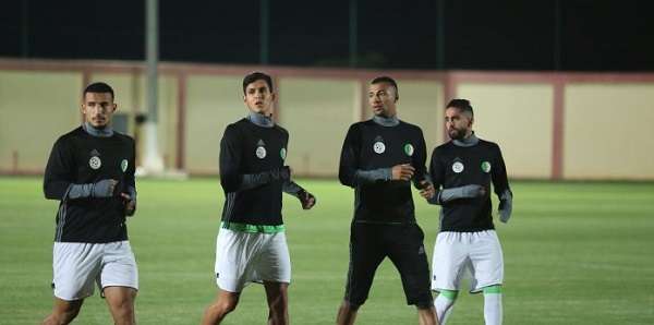 رياض بودبوز (يمين)