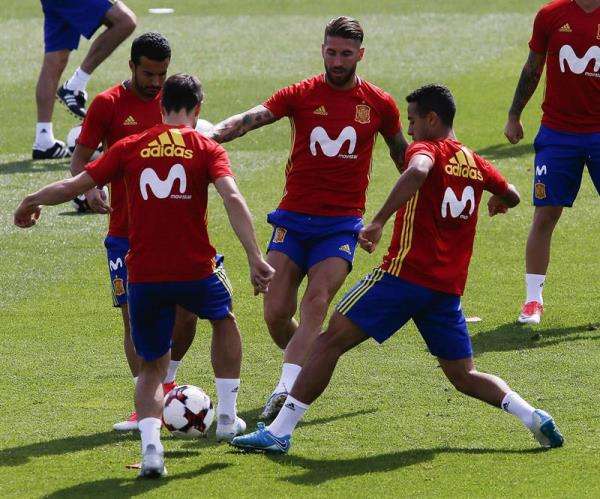 جانب من تدريبات المنتخب الإسباني