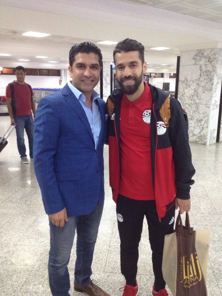 أحمد سمير خلال استقبال بعثة منتخب مصر في تونس