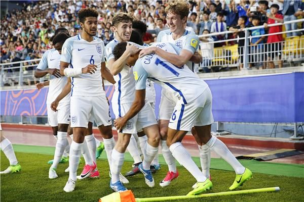 فرحة شباب إنجلترا