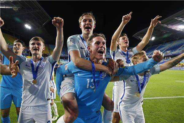 تتويج شباب إنجلترا