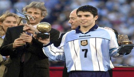  خافيير سافيولا أثناء تتويجه بلقب الهداف