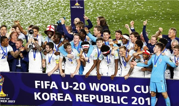 المنتخب الإنجليزي على منصة التتويج