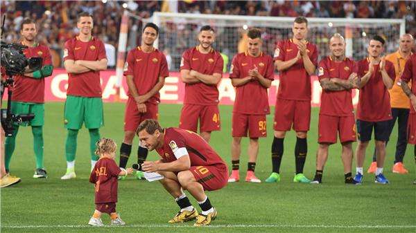 لاعبو روما خلال وداعهم لقائدهم توتي في نهاية الموسم المنقضي