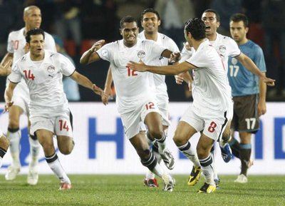 فرحة لاعبي منتخب مصر بالهدف في مرمى إيطاليا