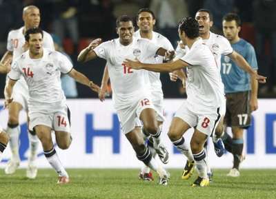 فرحة لاعبي منتخب مصر بالهدف في مرمى إيطاليا