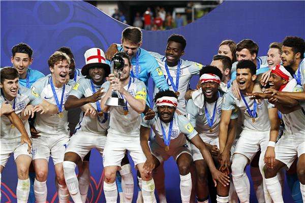 من تتويج شباب إنجلترا