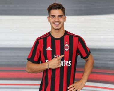 أندريه سيلفا أثناء تقديمه